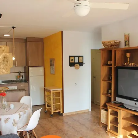 'garbi', 500m To Beach, Private Pool, On-site-service, Dog Holiday home *
